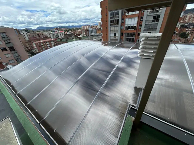 Cubierta en policarbonato en terraza en último piso — Bogotá