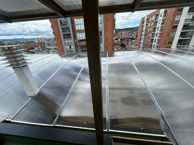 Cubierta en policarbonato con vista a la ciudad de Bogotá — Bogotá