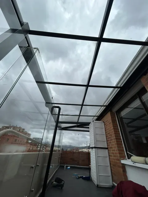 Marquesina en vidrio con división en vidrio templado sobre terraza — Bogotá