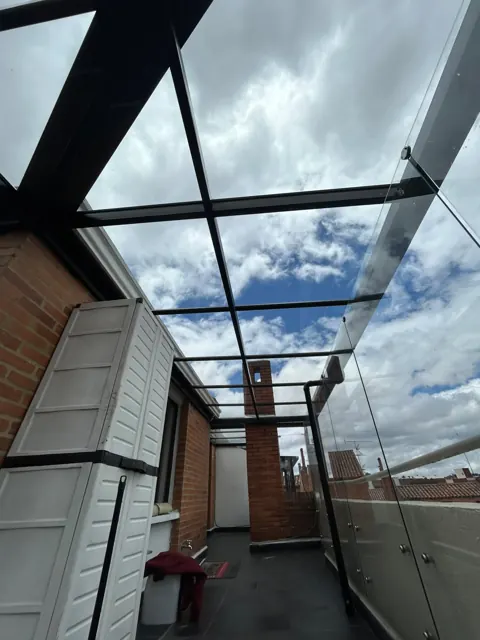 Marquesina en vidrio con cerramiento en vidrio templado en terraza — Bogotá