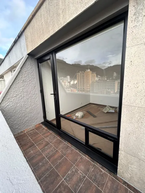 Ventanal en vidrio y aluminio negro con vista a la ciudad — Bogotá