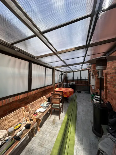 Cerramiento de terraza en policarbonato con zona de comedor — Bogotá