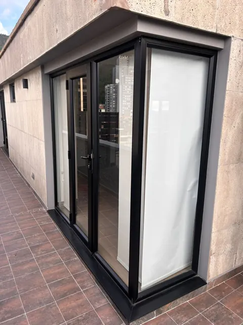 Puerta corrediza en vidrio con marco en aluminio negro — Bogotá