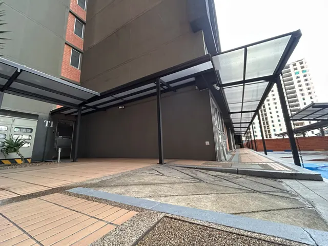 Cubierta en vidrio con estructura metálica sobre zona social con piscina — Bogotá