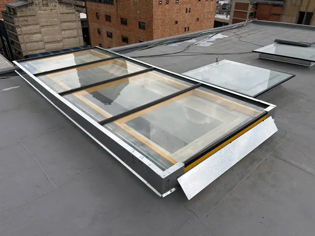 Claraboya en vidrio con marco metálico instalada en cubierta — Bogotá