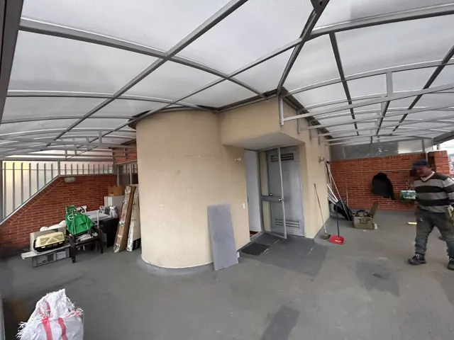 Cubierta curva en policarbonato sobre patio interior en obra — Bogotá