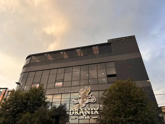 Fachada en vidrio y estructura metálica de local comercial — Bogotá