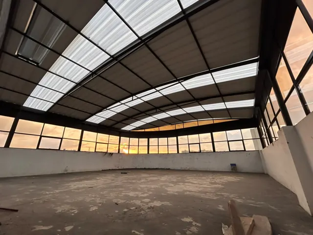 Cubierta curva en policarbonato sobre terraza amplia — Bogotá