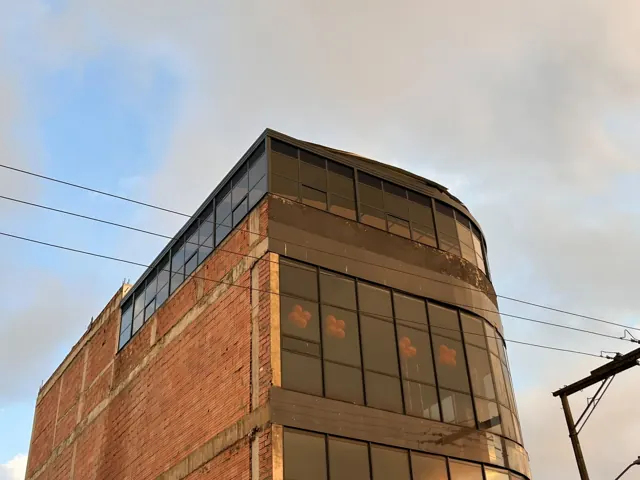 Fachada en vidrio bronce y estructura metálica de edificio — Bogotá