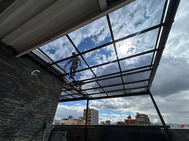 Instalación de marquesina en vidrio con estructura metálica sobre terraza — Bogotá