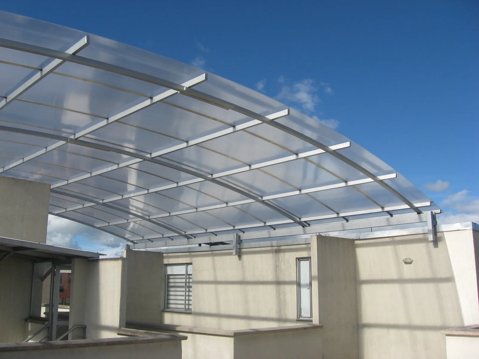 Marquesina en policarbonato con estructura metálica instalada por Acrílicos y Marquesinas